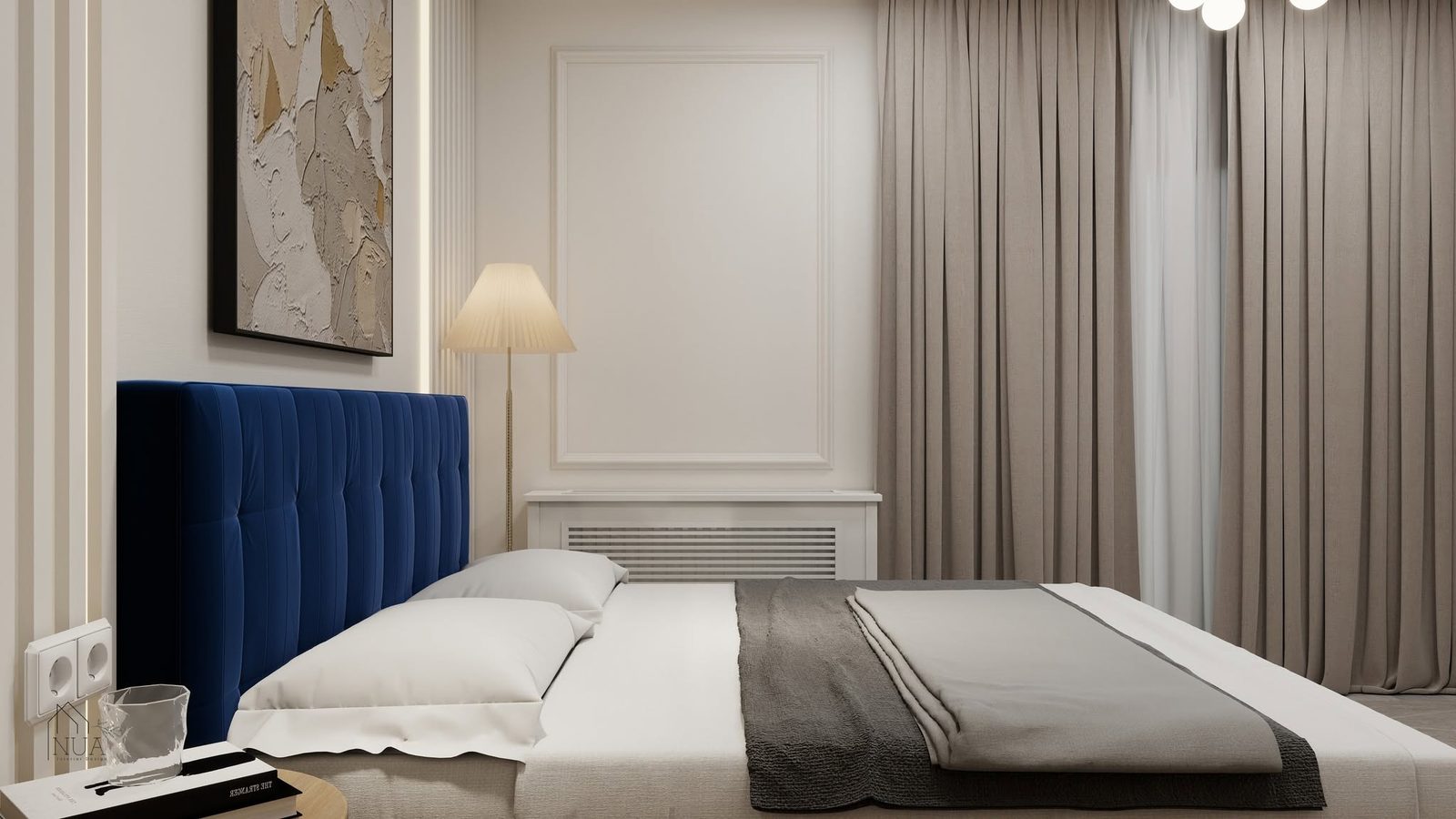 Zonă de odihnă văzută panoramic, cu draperii textile, tăblie bleumarin și lumină caldă de veioză
