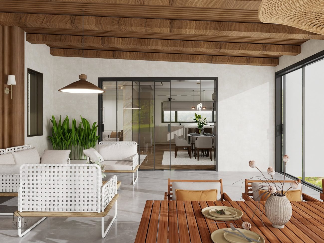 Zonă de relaxare pe terasa acoperită, cu canapele textile crem, plante verzi și vedere spre interiorul casei